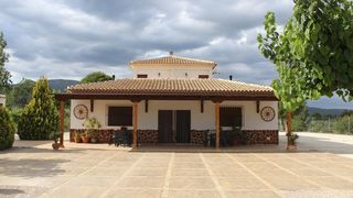 Chalet in N/a. Chalet rústico en moratalla con amplia parcela y piscina