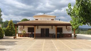Xalet en N/a. Se vende chalet rstico en moratalla con amplia parcela y piscin