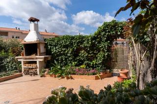 Maison à Olesa de Montserrat. Casa en venta en olesa de montserrat, zona closos, baix llobrega