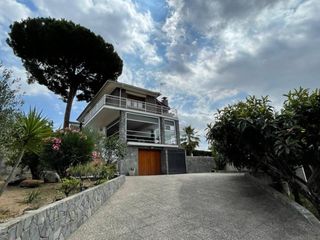 Casa in Calle urgell s/n. Casa en venta con dos viviendas