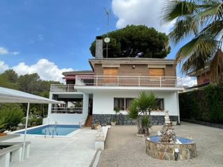 Casa en Calle urgell s/n. Casa en venta con dos viviendas