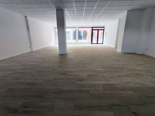 Lloguer Local Comercial a Calle raval canyelles 14. Amplio y luminoso local en alquiler con salida de humos en finca