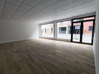 Miete Geschäftsraum in Calle raval canyelles 14. Amplio y luminoso local en alquiler con salida de humos en finca