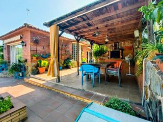 Haus in Paseo circunvalació 131. Acogedora casa de una sola planta con un amplio garaje.