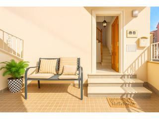 Casa a Caldes de Montbui. Amplia y soleada casa esquinera en venta caldes de montbui.