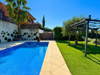 Casa a Calle la vall s/n. Fantastica casa en planta con piscina.