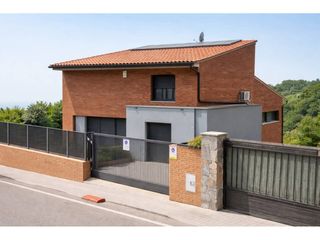 Casa a Calle la vall s/n. Fantastica casa en planta con piscina.