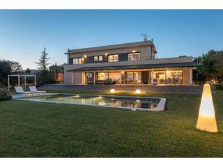 Chalet in Bigues i Riells del Fai. Vivienda exclusiva de diseño y conexión total con el exterior