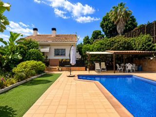 Xalet a Calle llavina 0. Exclusiva casa con piscina junto al campo de golf.