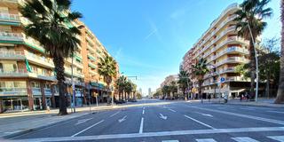 Autoparkplatz  Carrer de ribes. Plaza de aparcamiento  junto  a la calle  marina