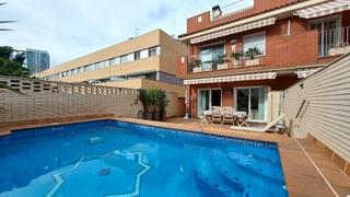 Maison jumelée  Carrer de mileva maric. Gran oportunidad, magnifica casa en venta, junto al centro comer