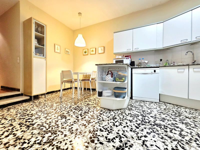 Foto ecbddedd-984c-45ed-a976-dab82e173721. Pis amb xemeneia calefacció aparcament a Sant Gervasi - Galvany Barcelona