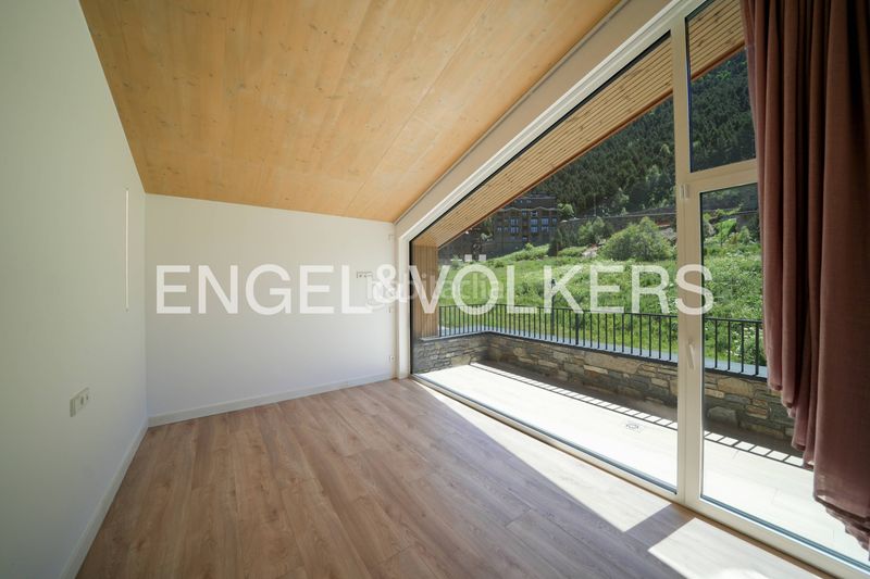 Foto 0b476b0e-5082-41b0-9266-d0676ffe0529. Casa adossada amb xemeneia aparcament a Soldeu-Incles Canillo