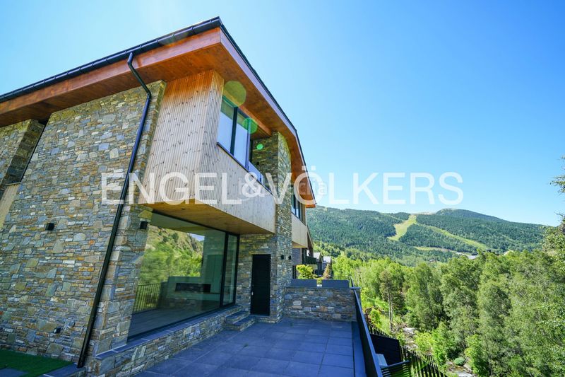 Foto 0db1fc94-e11e-4e12-a37f-efff6998da34. Casa adossada amb xemeneia aparcament a Soldeu-Incles Canillo