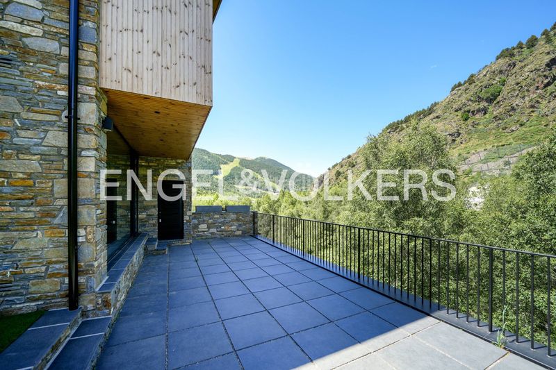 Foto 45ecb7c0-17da-4200-9f84-cb3d250f3a57. Casa adossada amb xemeneia aparcament a Soldeu-Incles Canillo