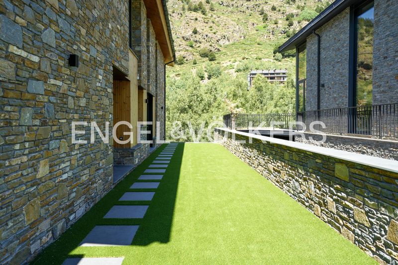 Foto 4a74a258-1f5d-4a28-ad60-9ab73a30eee6. Casa adossada amb xemeneia aparcament a Soldeu-Incles Canillo