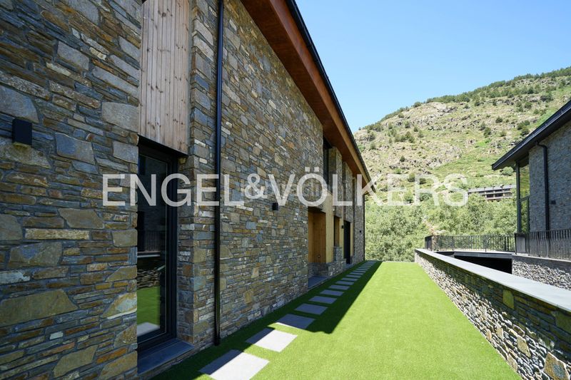 Foto 71eebe15-0a21-4bb5-b1fd-92b8abbb920b. Casa adossada amb xemeneia aparcament a Soldeu-Incles Canillo