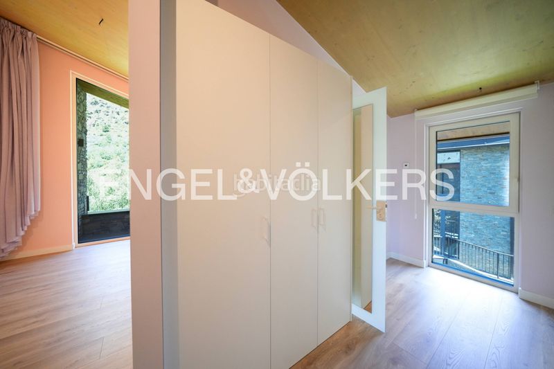 Foto a83f0bcc-35fe-443c-bab0-e5cb546d6637. Casa adossada amb xemeneia aparcament a Soldeu-Incles Canillo