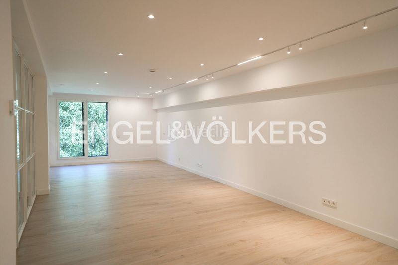 Foto a8cd4079-ec97-4b05-a3d0-ee1a2981864e. Casa adossada amb xemeneia aparcament a Soldeu-Incles Canillo