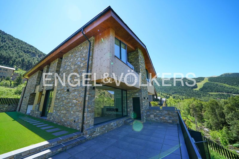 Foto add72a82-f223-4fa2-8b31-eab27ec3f529. Casa adossada amb xemeneia aparcament a Soldeu-Incles Canillo