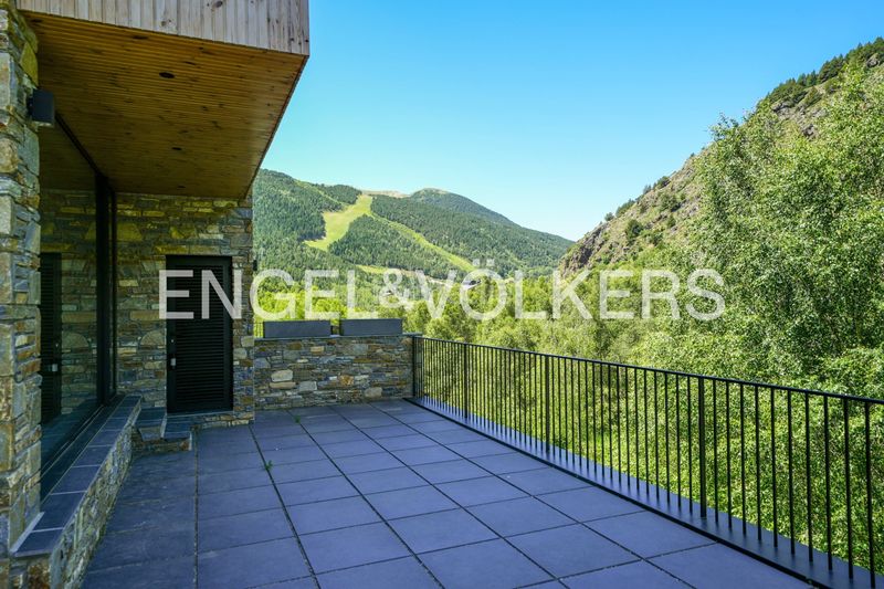 Foto ca27b8a0-76d7-4362-8403-fffd65da01b5. Casa adossada amb xemeneia aparcament a Soldeu-Incles Canillo