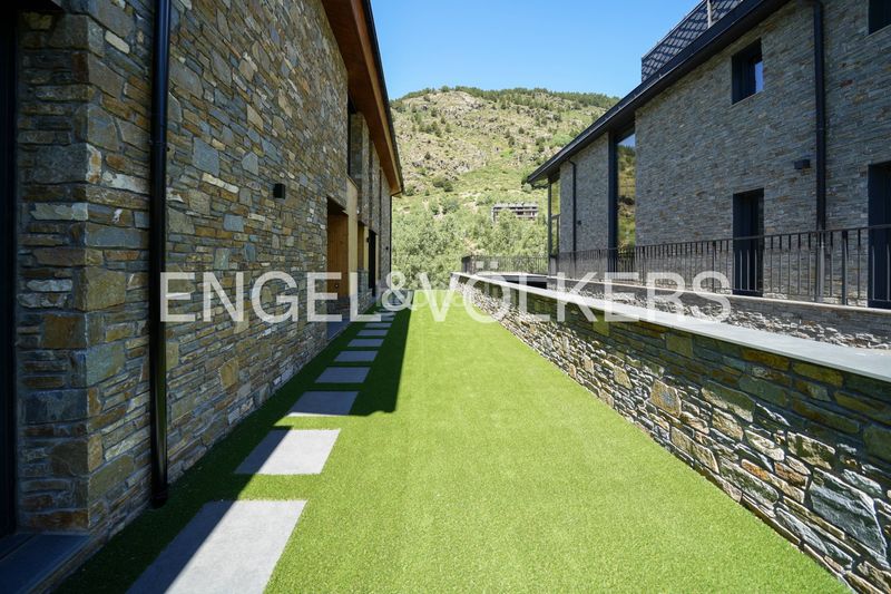 Foto caac9579-9b9e-4476-b08c-dff748fd02c0. Casa adossada amb xemeneia aparcament a Soldeu-Incles Canillo