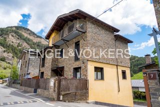 Casa en Pal-Xixerella. Encantadora casa familiar en pal con mucha luz y un entorno priv