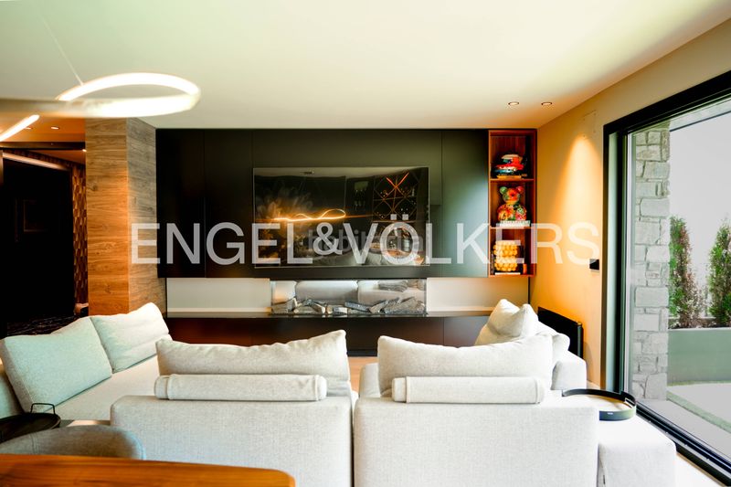 Foto a71fa849-2805-49ca-9b58-822bd2d54299. Planta baixa amb xemeneia calefacció aparcament a Canillo
