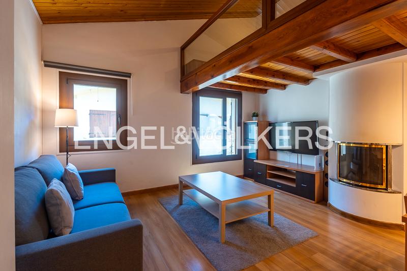 Foto 1e9d7495-341c-46b3-ab4e-bdf500c57679. Pis amb xemeneia aparcament a Els Cortals Encamp