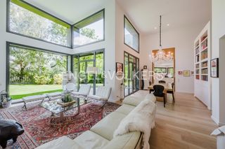 Xalet a Els Cortals. Chalet moderno de 6 dormitorios con un gran jardín