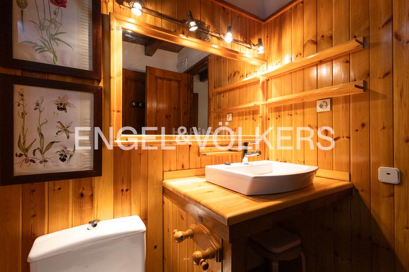 Foto 2df36e86-dba7-484c-b91e-0b5afa397bbf. Pis amb xemeneia aparcament a El Tarter Canillo