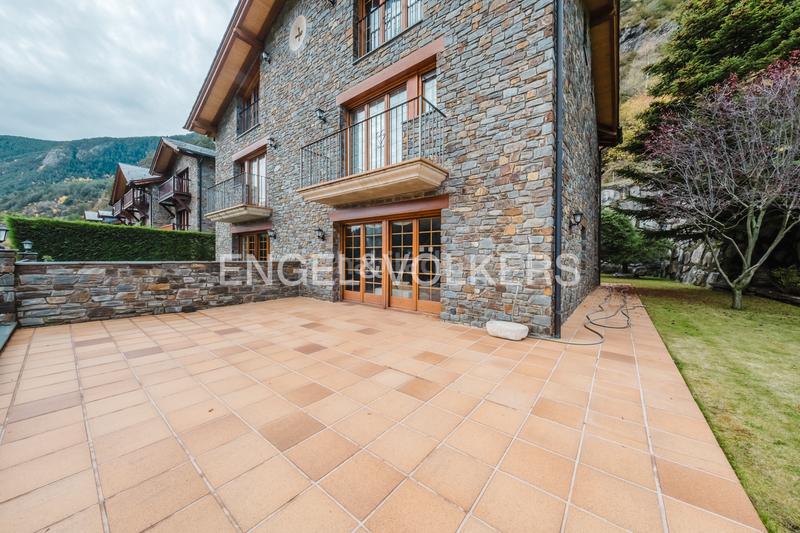 Foto 2f295659-cbcb-4d54-a4de-cfe98c2e9d5c. Maison jumelée avec cheminée chauffage parking dans Ordino