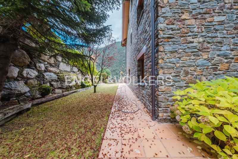 Foto be4bd3ba-c471-485d-a0fe-ebb58caef252. Maison jumelée avec cheminée chauffage parking dans Ordino