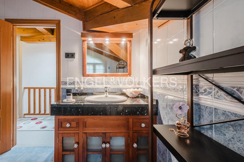 Foto f0b07aae-dced-47f4-b45a-22bb078dcae3. Maison jumelée avec cheminée chauffage parking dans Ordino