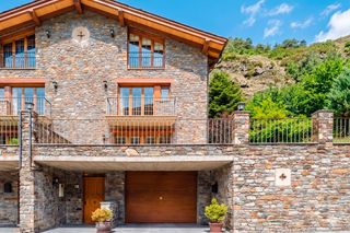 Towny house in Arans-La Cortinada. Exclusiva casa semi-adosada con espectaculares vistas panorámica