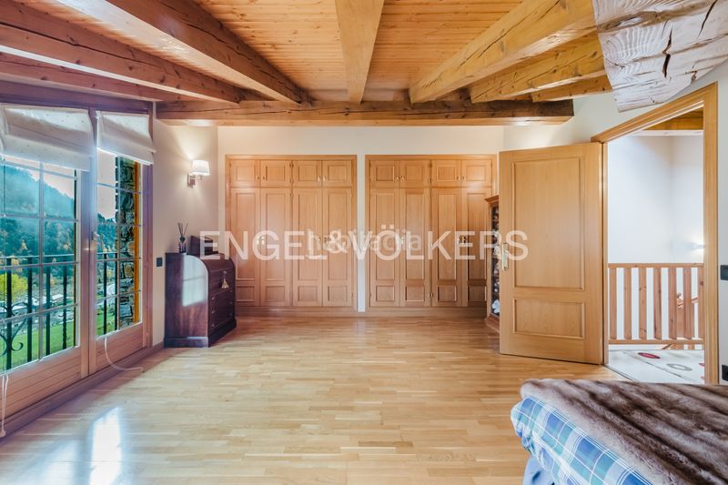 Foto 1a1b0139-a493-4fc1-a131-903e4bd8f055. Casa aparellada amb xemeneia calefacció aparcament a Ordino