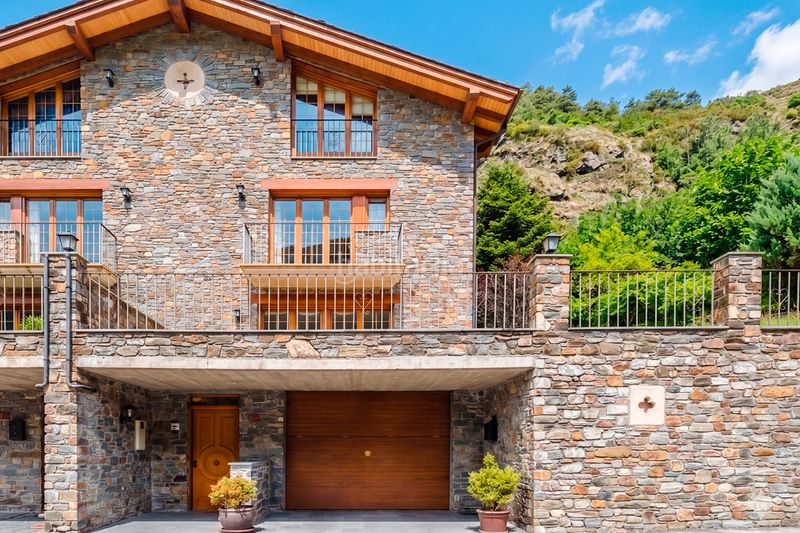 Foto a178ddc5-aaf3-43ef-9579-08659c2d5be0. Casa aparellada amb xemeneia calefacció aparcament a Ordino