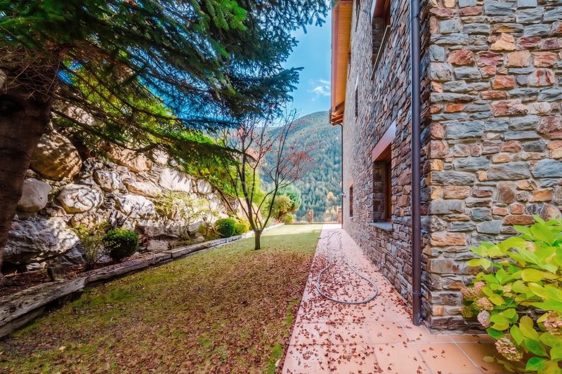 Foto b7dd332d-a6f6-4d43-a1c2-42cb60497767. Casa aparellada amb xemeneia calefacció aparcament a Ordino