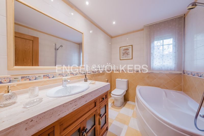 Foto c38c510b-f59a-4297-ba66-8bd5e75b383e. Casa aparellada amb xemeneia calefacció aparcament a Ordino