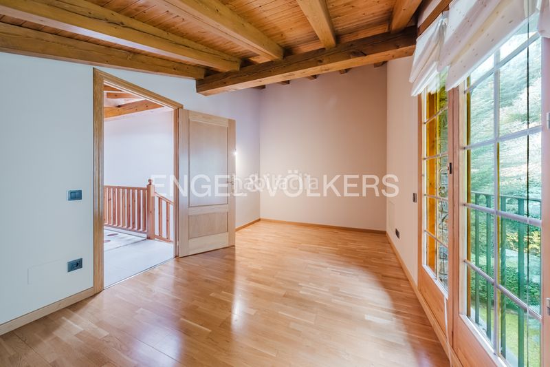 Foto f4711dc1-a8ff-423f-8b4a-67b16494f0b2. Casa aparellada amb xemeneia calefacció aparcament a Ordino