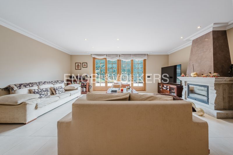 Foto ff6d2db5-47be-4708-94c1-f0c75f77640a. Casa aparellada amb xemeneia calefacció aparcament a Ordino