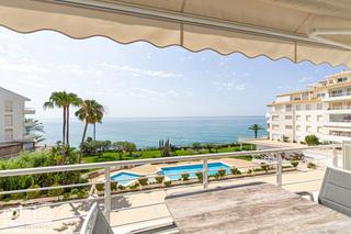 Rent Apartment in L´Olla. Apartamento vacacional de primera línea con piscina en altea