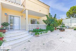 Casa a Pueblo-Ubanizaciones. Chalet pareado con piscina y amplias zonas exteriores en alfaz d