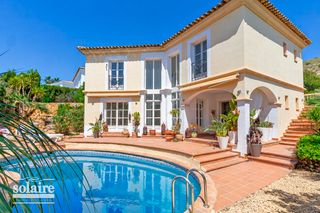 Maison à Golf Bahía. Elegante villa con piscina privada en una de las zonas más exclu
