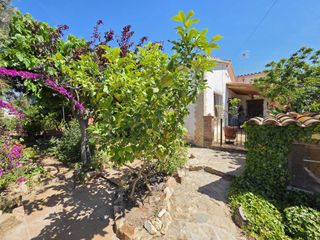 Masía  Calle zenobia camprubí. Casa con jardín, pozo propio y garajes a 3 minutos del centro de