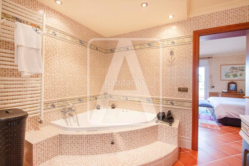 Foto 7fccddd6-4dd4-43ec-803a-a4119241e146. Xalet amb calefacció aparcament piscina a Benissa pueblo Benissa