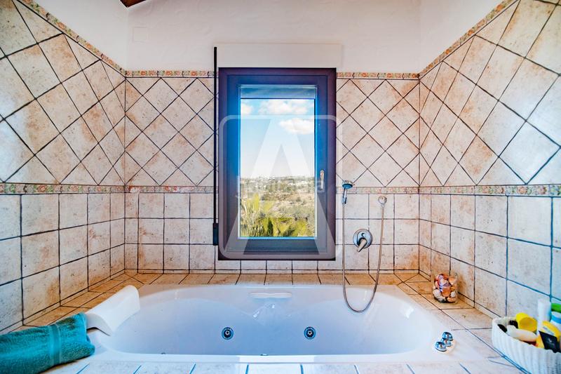 Foto 24e55a4e-b733-44ac-8bb6-33a43080a3ed. Xalet amb calefacció aparcament piscina a Benissa pueblo Benissa