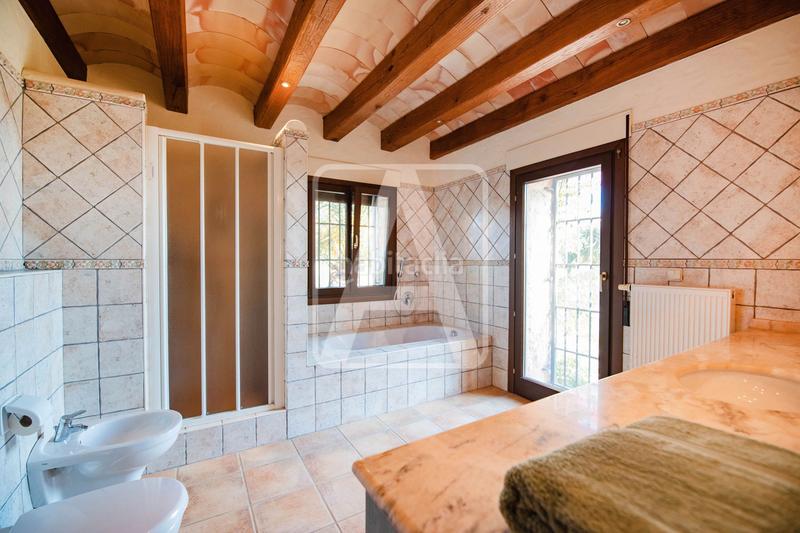 Foto 8166e3ef-e27c-4b05-b718-96e7479a06f1. Xalet amb calefacció aparcament piscina a Benissa pueblo Benissa