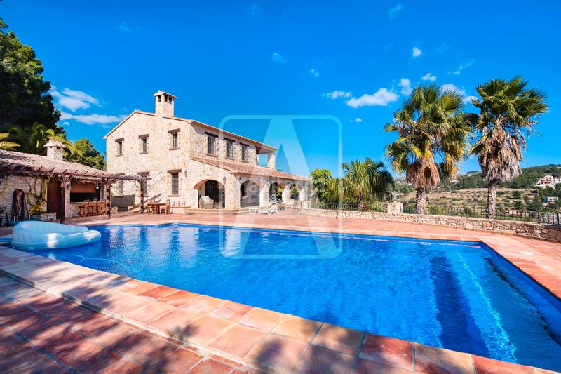 Foto e6a3423a-395c-40ba-819b-8d413df746d2. Xalet amb calefacció aparcament piscina a Benissa pueblo Benissa
