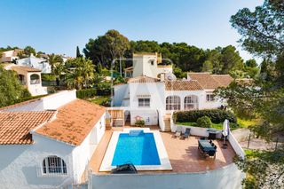 Chalet en Avenida carrions. Villa doble en venta en calpe, carrio